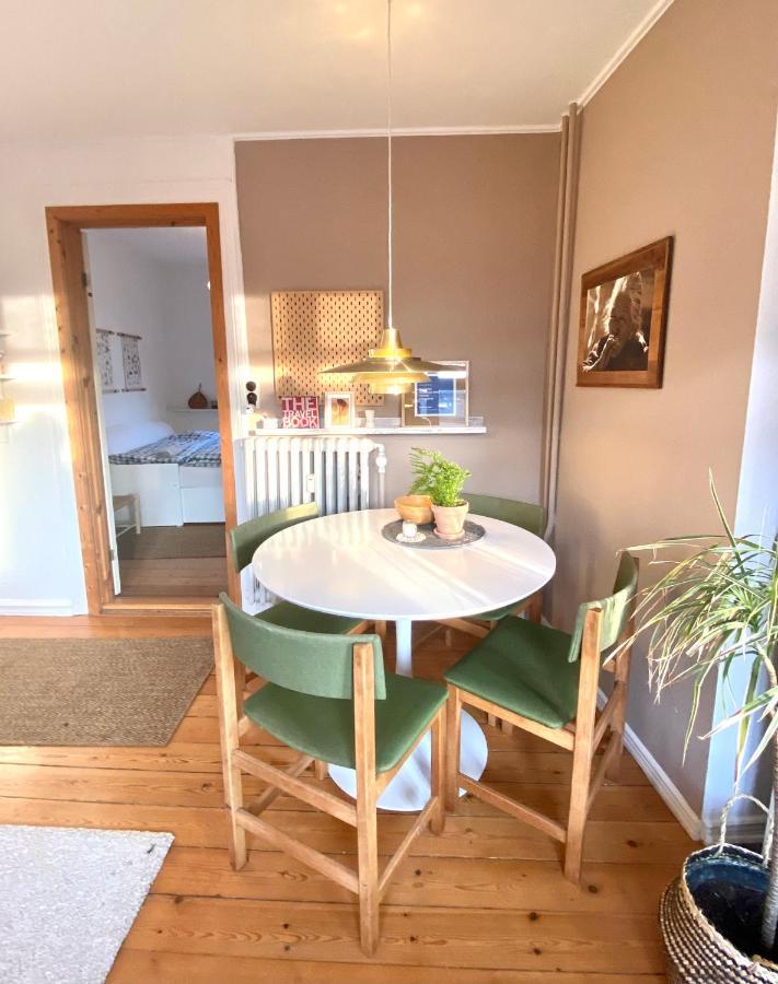 En Hel Lejlighed I Midtbyen - Centralt, Hyggelig Og Taet Pa Alt! Randers Esterno foto